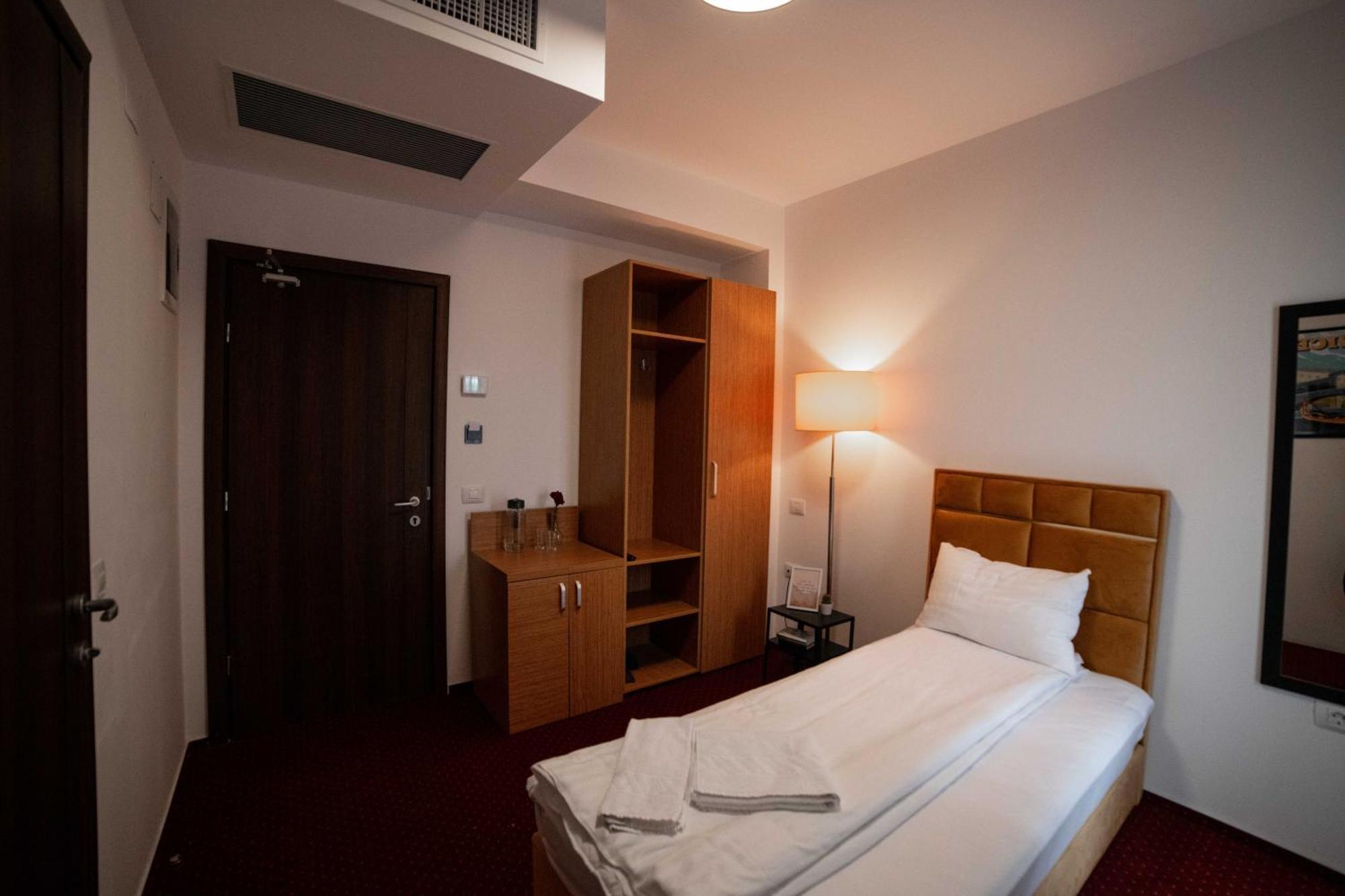 Апарт готель Bucharest Airport Accomodation Отопень Екстер'єр фото